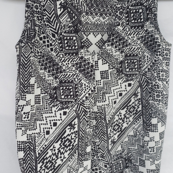 DKNYC Black Geometric Print Sleeveless Career Blouse - Picture 3 of 5